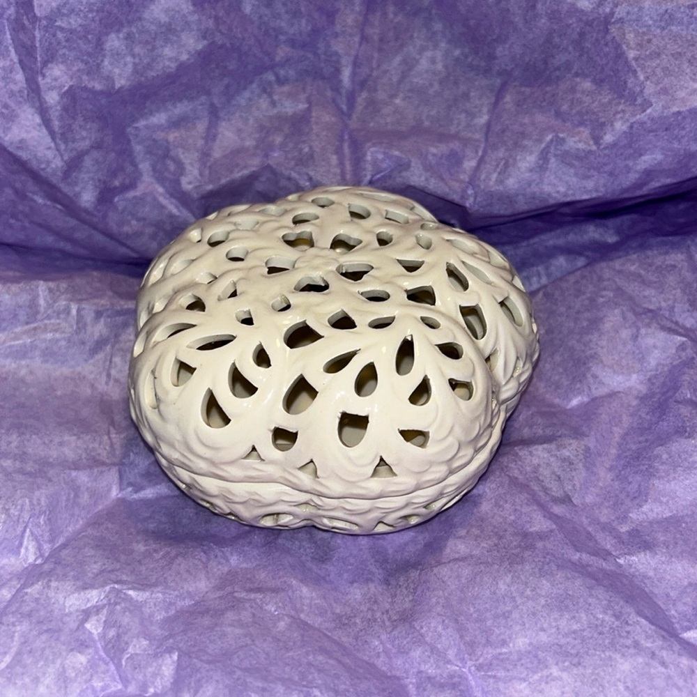 Vintage Oleg Cassini porcelain jewelry dish, trinket box open lace flowers NIB